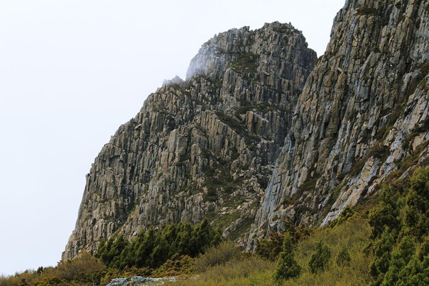 Rotsige bergafdrukken die uit het landschap uitsteken