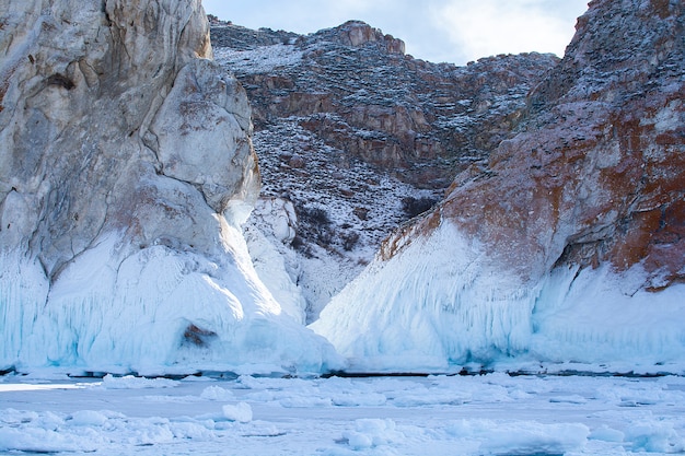 Foto rotsklif met ijsstalactiet in meer baikal, rusland, landschapsfotografie