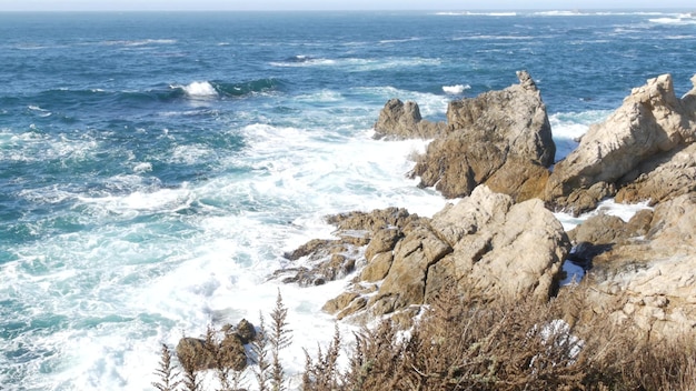 Rotsrots van klif oceaan strand punt lobos californië kust golven beuken