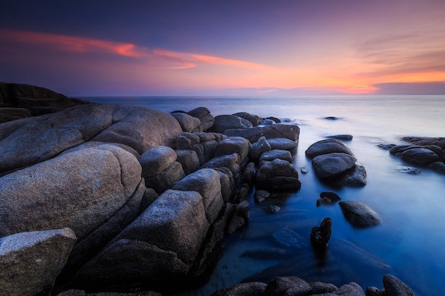 Rotsstrand in zonsondergang, Larn Hin Kaw Hadmarrumphung, Rayong Thailand