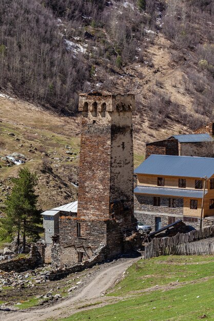 Rotstorens en oude huizen in Ushguli, Georgia