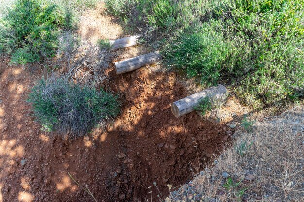 Rotsval naast een van de paden op de berg op het eiland Cyprus