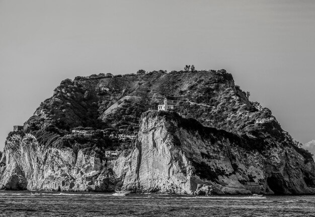 Rotsvorming bij de zee tegen een heldere lucht