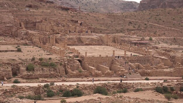 Rotswoningen en ruïnes bij petra nabataean-rotstempel jordan
