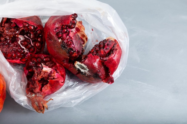 Rotte granaatappels Bedorven fruit in plastic zak Onjuiste voedselopslag Vermindering van organisch afval