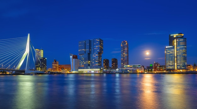 Rotterdam Holland Uitzicht op de Erasmusbrug en het stadscentrum Panoramisch uitzicht Stadsgezicht in de avond Wolkenkrabbers en gebouwen