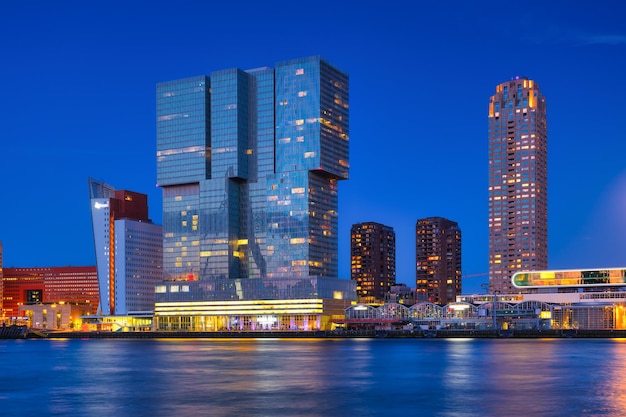 Rotterdam Holland Uitzicht op het stadscentrum Panoramisch uitzicht Stadsgezicht in de avond Wolkenkrabbers en gebouwen