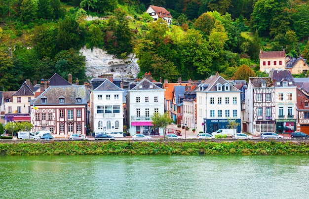 Photo rouen france 09282023 the coast of the seine river in france in the suburbs of rouen with beautiful private houses and dense green vegetation and mountains