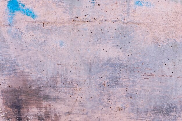 Foto muro di cemento grezzo con tratti pennello e vernice