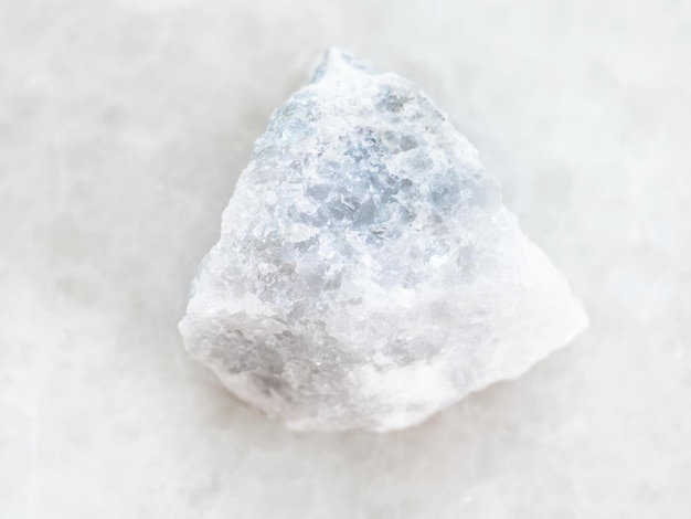 Грубый серый мраморный камень на белом мраморе
