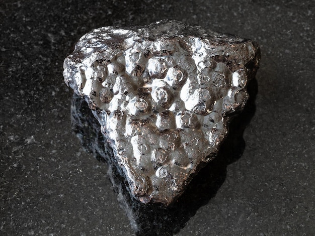 Грубый камень руды почек гематита на черном