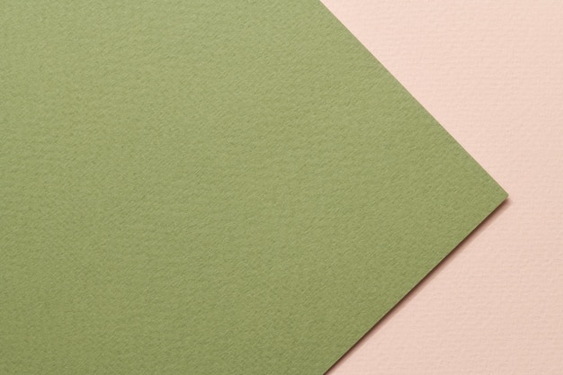 거친 크래프트 종이 배경 종이 질감 베이지색 녹색 색상 텍스트 복사 공간이 있는 모형
