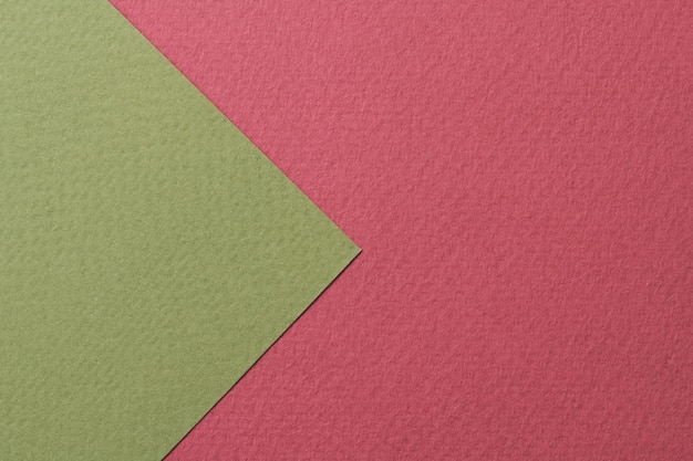 거친 크래프트 종이 배경 종이 질감 빨간색 버건디 녹색 색상 textxA용 복사 공간이 있는 모형
