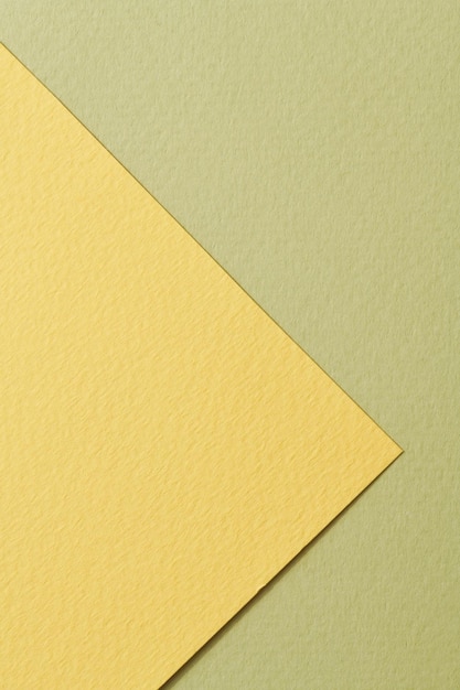 Грубая крафт-бумага фоновой текстуры бумаги желто-зеленого цвета Макет с копией пространства для текста