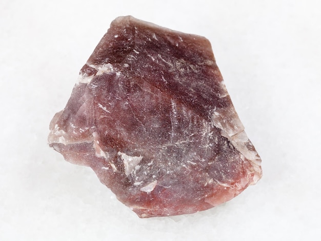 Грубый розовый кремневый камень халцедон на белом
