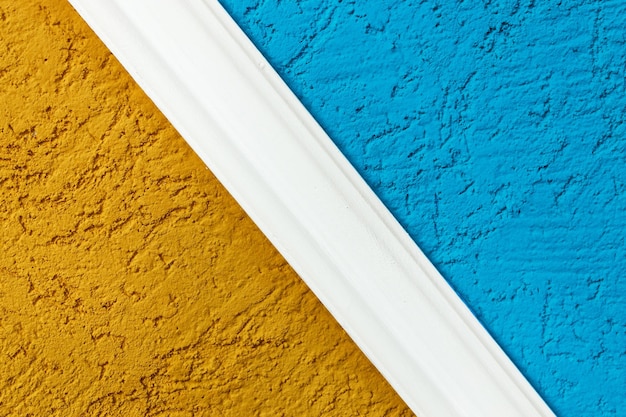 明るい色で塗られた粗い漆喰の表面修理における調和と色の適合性のバリエーション