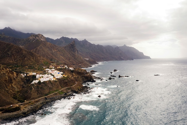 テネリフェ島北部の荒い岩の崖