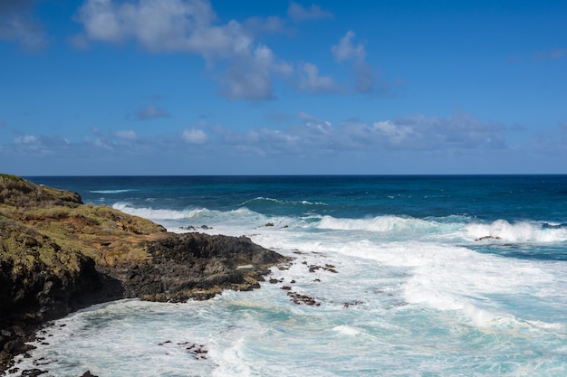 Бурное море с большими волнами, разбивающимися о берег. Тенерифе