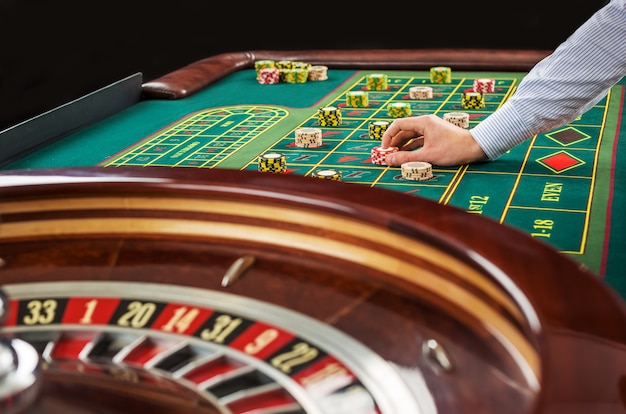 Roulette en stapels speelpenningen op een groene tafel