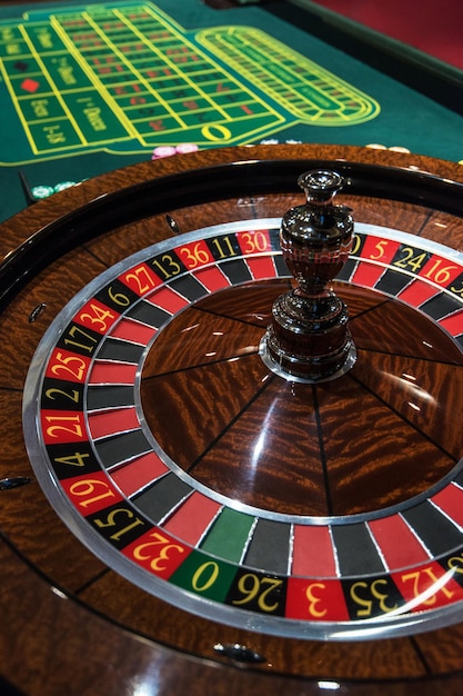 写真 ルーレット テーブルとポーカー チップ カジノ ギャンブル コンセプトのスタック