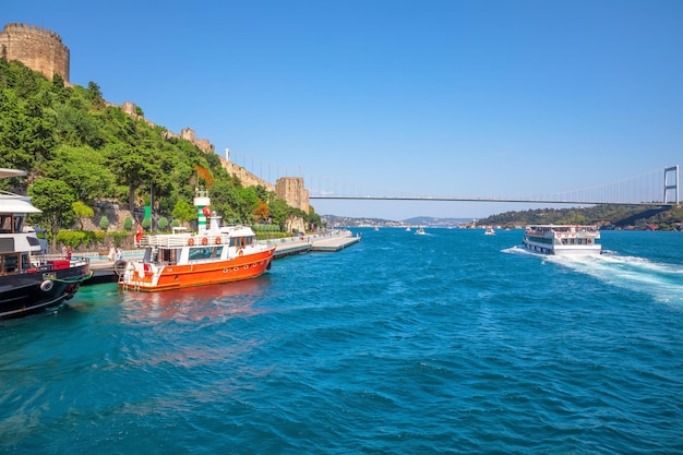 Roumeli Hissar 성 및 Fatih Sultan Mehmet Bridge 이스탄불 터키