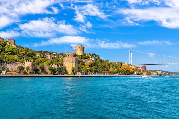 rhe Bosphorus Straight Istanbul 근처의 Roumeli Hissar 성