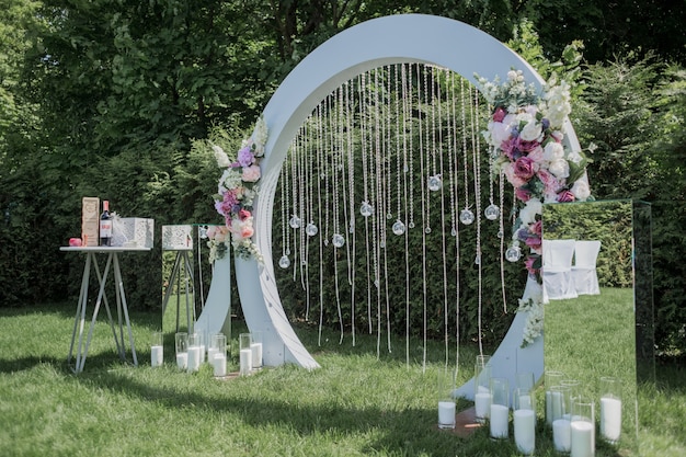 写真 結婚式のための丸いアーチ