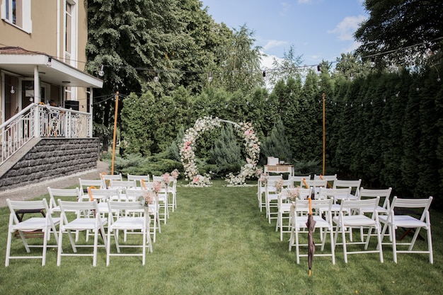 花の結婚式のための丸いアーチ