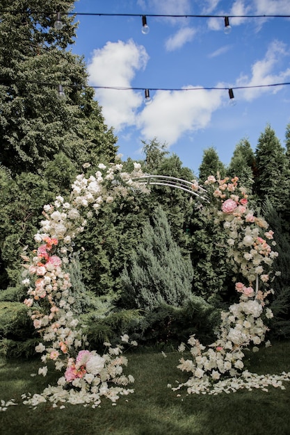 花の結婚式のための丸いアーチ