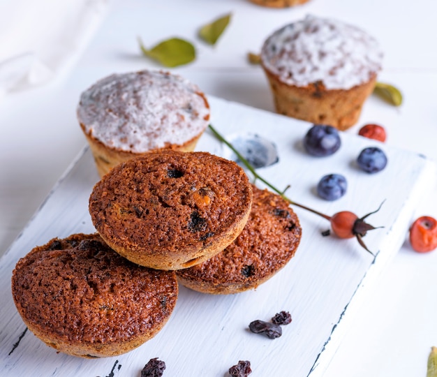 Muffin rotondi al forno con uvetta