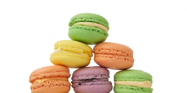 Macarons tondi di farina di mandorle multicolori cotti al forno