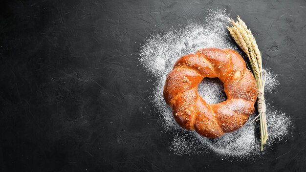 Pagnotta di farina di pane intrecciata rotonda vista dall'alto spazio libero per il testo