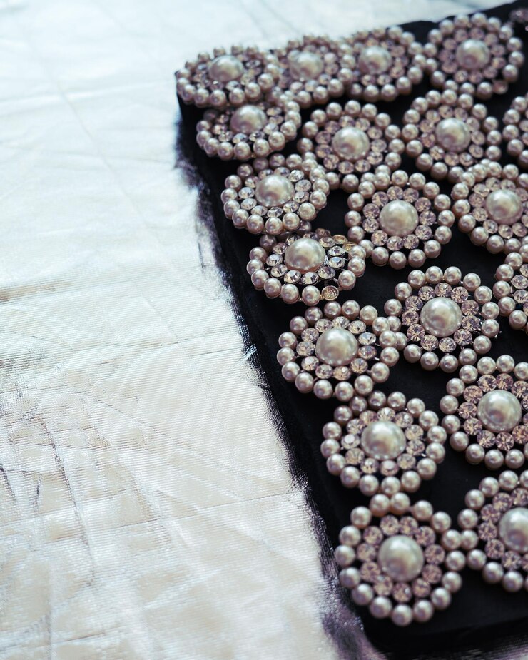 फोटो round brooch with pearls on a black and silver background