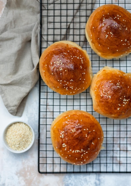 Photo round buns with sesame seeds bread rolls tasty homemade burger bread with sesame hamburger buns