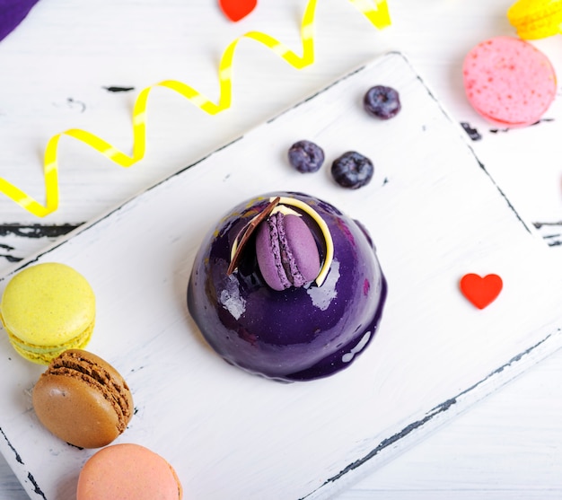 Round cake with lilac fondant and decor 