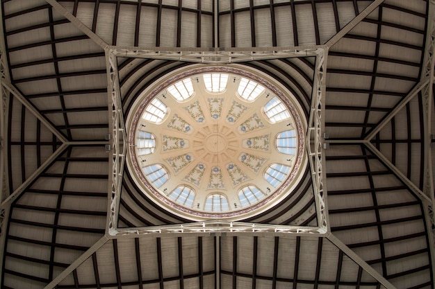 Foto un soffitto rotondo con una grande cupola al centro