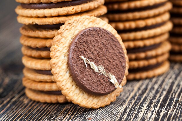 Round cookies with chocolate filling