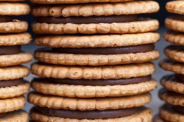 Round cookies with chocolate filling