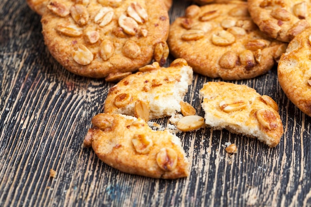 Round cookies with roasted peanuts