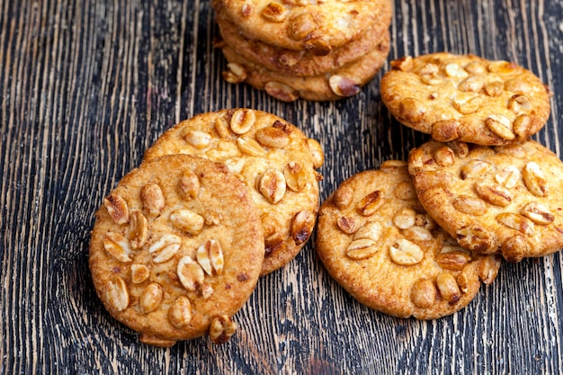 Round cookies with roasted peanuts