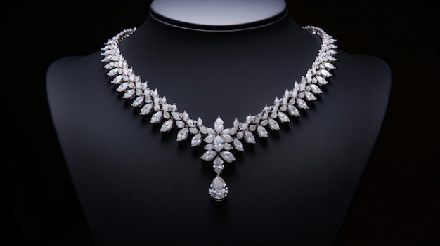 Round diamonds necklace