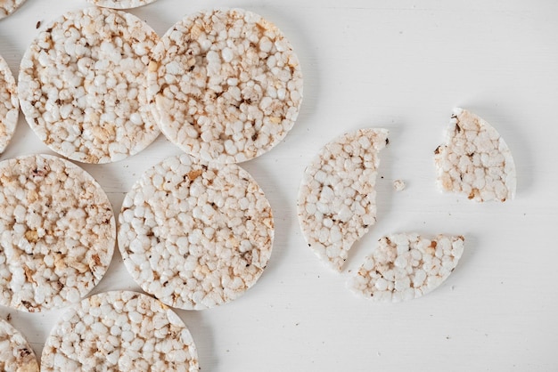 白い背景の上の丸いダイエットクリスプブレッド酵母のない丸い形のシリアルパン健康食品