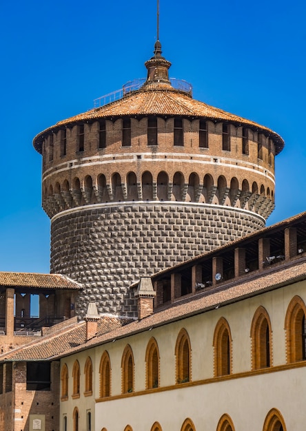 イタリア、ミラノのスフォルツァ城の丸いガードタワー