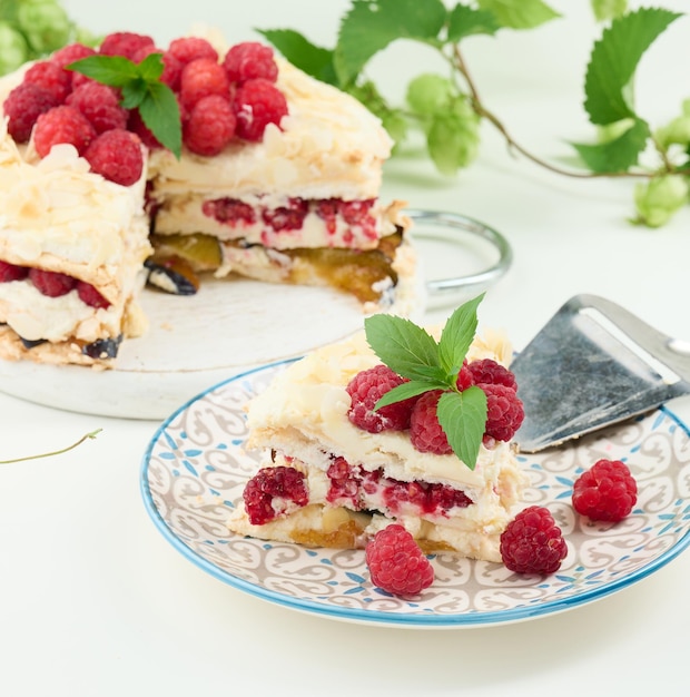 Torta di meringa rotonda con lamponi freschi su sfondo bianco dessert pavlova