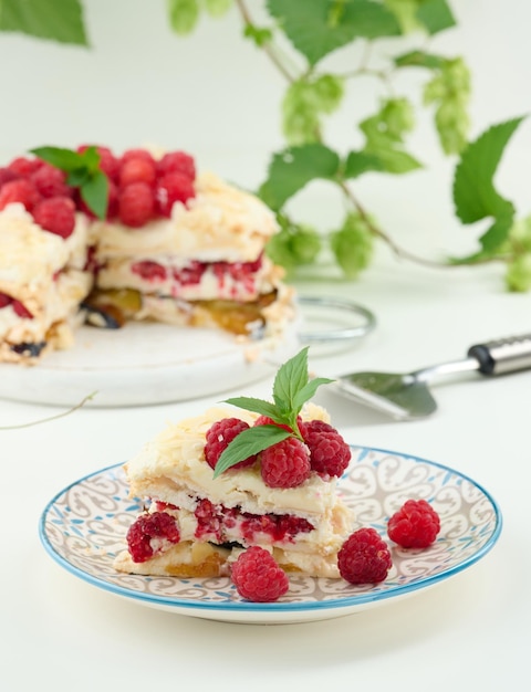 Круглый пирог безе со свежей малиной на белом фоне Десерт Павлова
