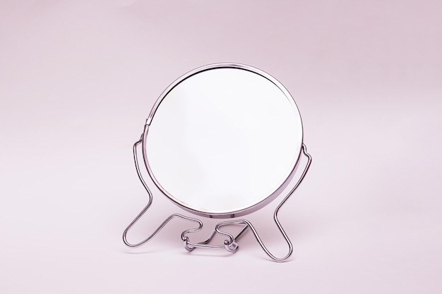 회색 배경에 둥근 금속 거울