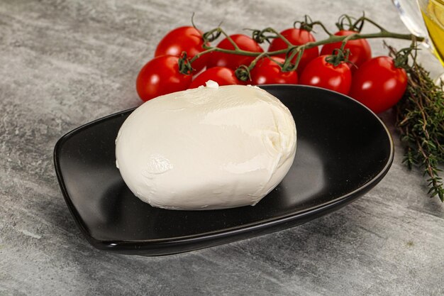 Foto pallina rotonda di mozzarella giovane