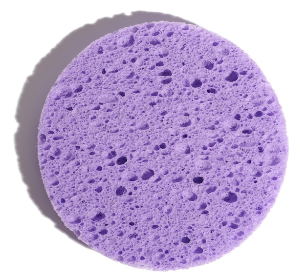 Круглая фиолетовая губка для макияжа на белом изолированном фоне, вид сверху