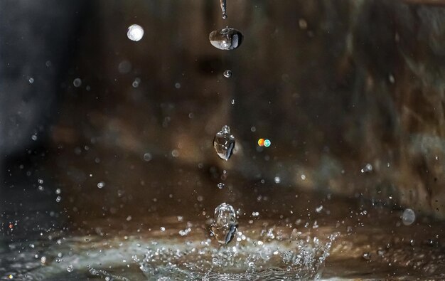 滑らかな水面に落ちる丸い雨滴