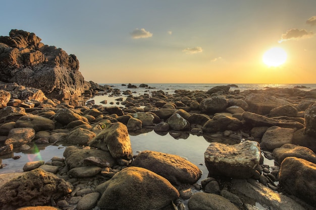 夕方の日没の光の間に小さな海のプールで干潮時に発見された丸い岩や小石。ランタ島、タイ